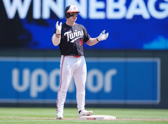Twins stay in AL wild-card hunt